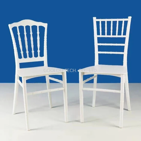 결혼식 행사를 위해 폴리프로필렌 플라스틱으로 제작된 티파니 치아바리 의자를 쉽게 맞춤 제작할 수 있습니다.